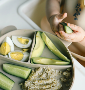 Aguacates en el plato