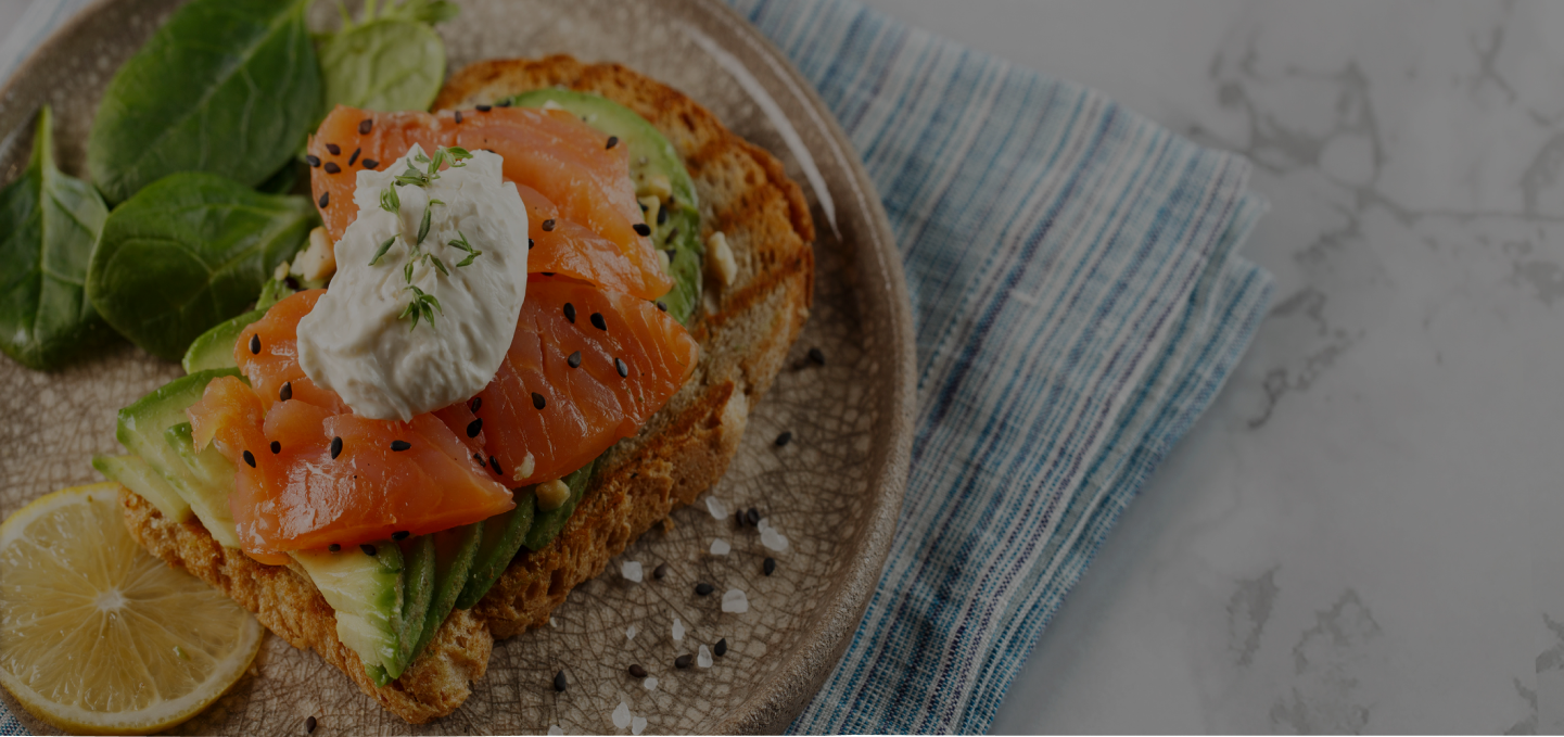 bg-tostada-aguacates-salmon