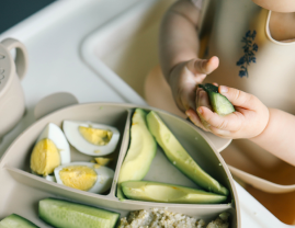 Persona preparando aguacates para comer