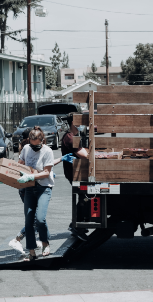 entidad social descargando un camion