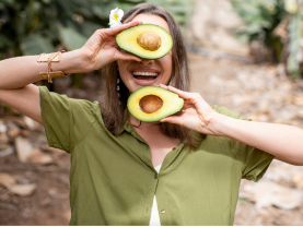 Chica con aguacates