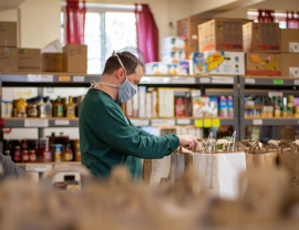 Persona solidaria ayudando a los necesitados
